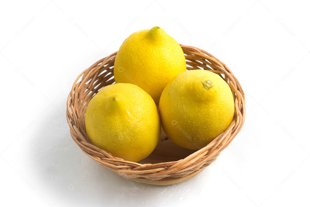 Limão siciliano amarelo em uma cesta no fundo branco