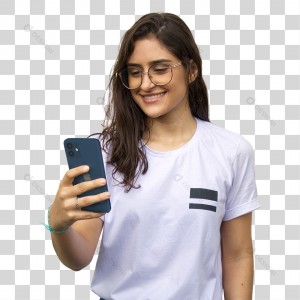 Jovem Mulher de Óculos Sorrindo Olhando o Celular PNG Transparente Sem Fundo