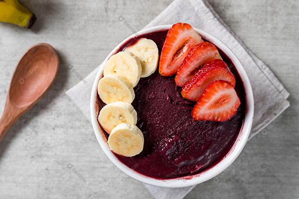 Tigela de Açaí com morango e banana