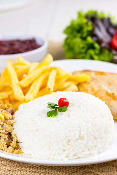 Arroz Com Filé de Frango e Batatas Fritas Em Um Prato Branco.