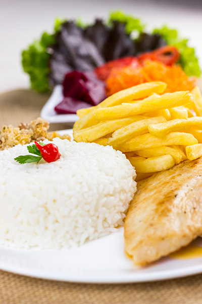 Arroz Com Filé de Frango e Batatas Fritas Em Um Prato Branco.