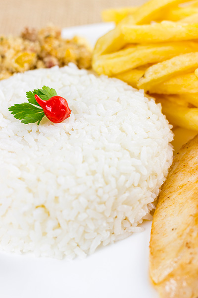 Arroz Com Filé de Frango e Batatas Fritas Em Um Prato Branco.