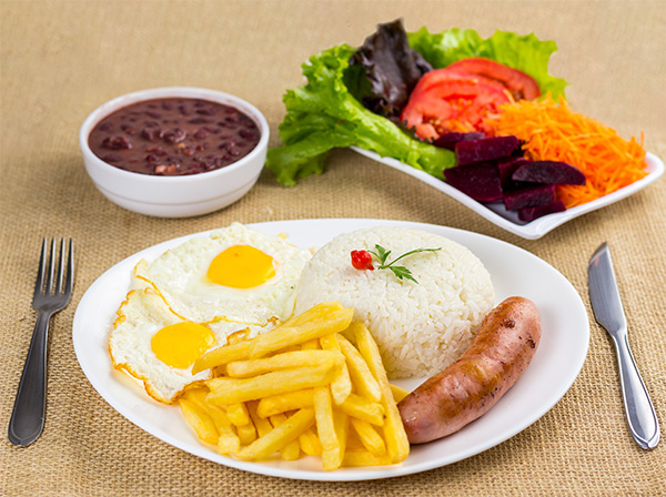 Salsicha, Arroz, Feijão, Batata Frita e Farofa com Acompanhamentos
