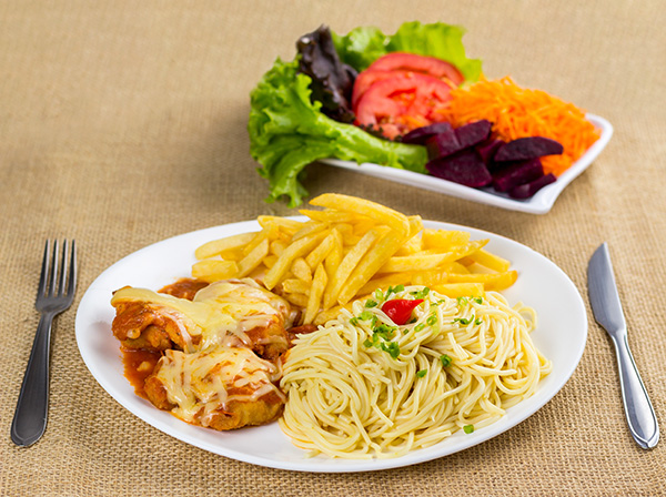 Carne, Espaguete, Feijão, Batata Frita e Farofa com Acompanhamentos