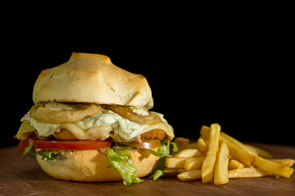 Hambúrguer Caseiro Com Anéis de Cebola e Batata Frita