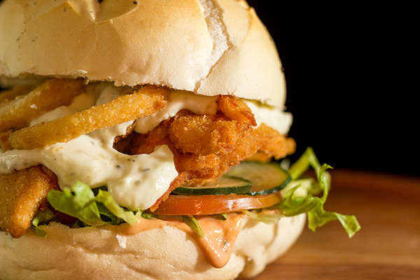 Hambúrguer Caseiro de Frango com Anéis de Cebola