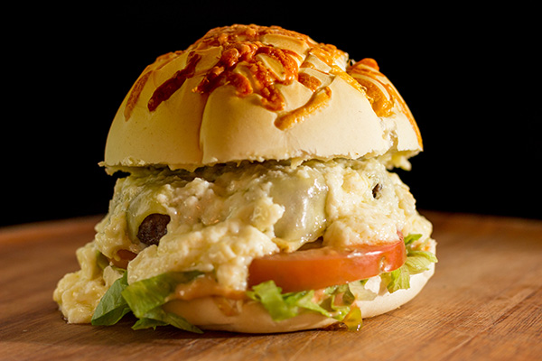 Hambúrguer Caseiro Com Queijo Extra Close