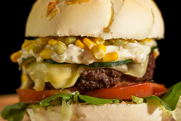 Hambúrguer Caseiro Com Salada, Milho e Ervilha Close