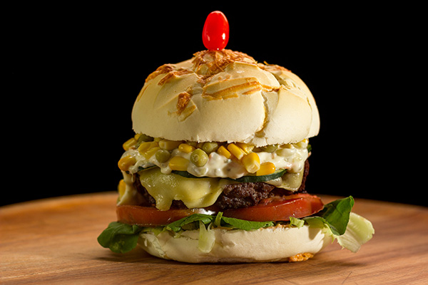 Hambúrguer Caseiro Com Salada, Milho e Ervilha