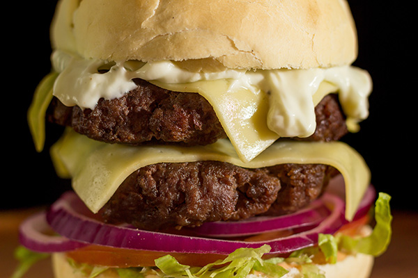 Hambúrguer Caseiro Duplo Sobre Uma Tábua de Madeira