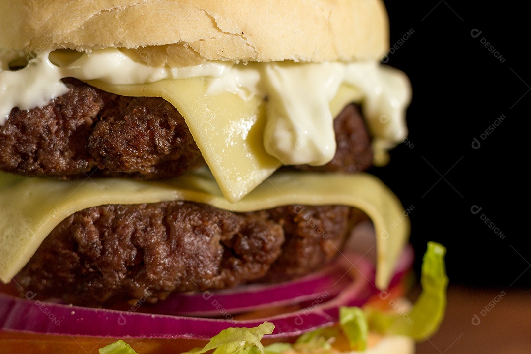 Hambúrguer Caseiro Duplo Sobre Uma Tábua de Madeira Close