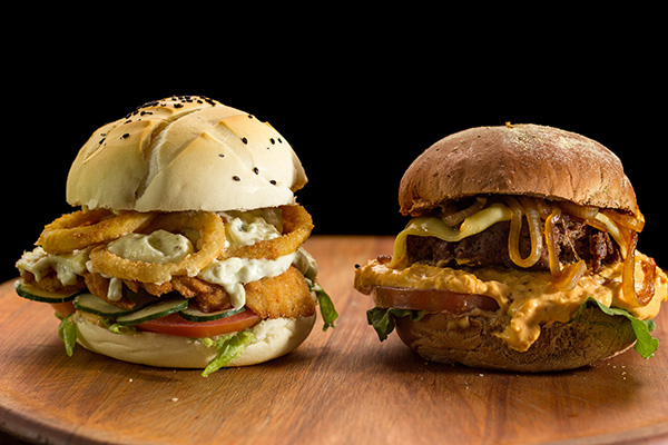 Hambúrgueres Caseiros Sobre Uma Tábua de Madeira