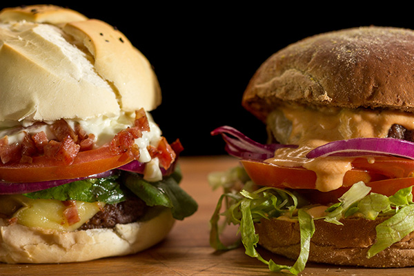 Hambúrgueres Caseiros Sobre Uma Tábua de Madeira