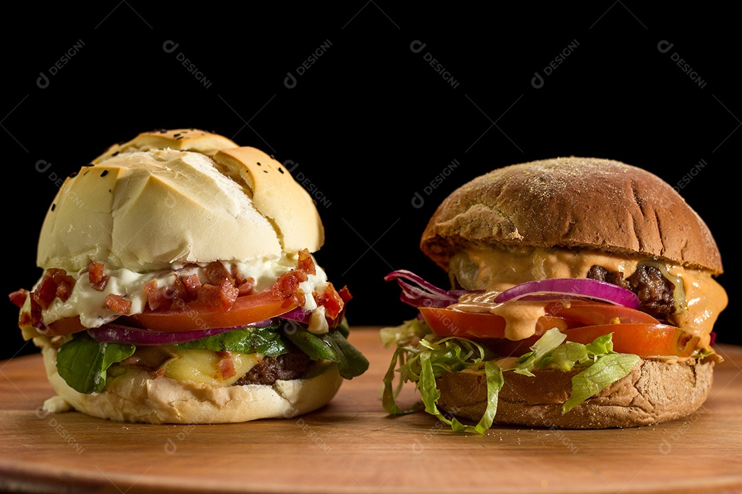 Hambúrgueres Caseiros Sobre Uma Tábua de Madeira