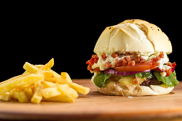 Hambúrguer Caseiro Com Bacon e Salada