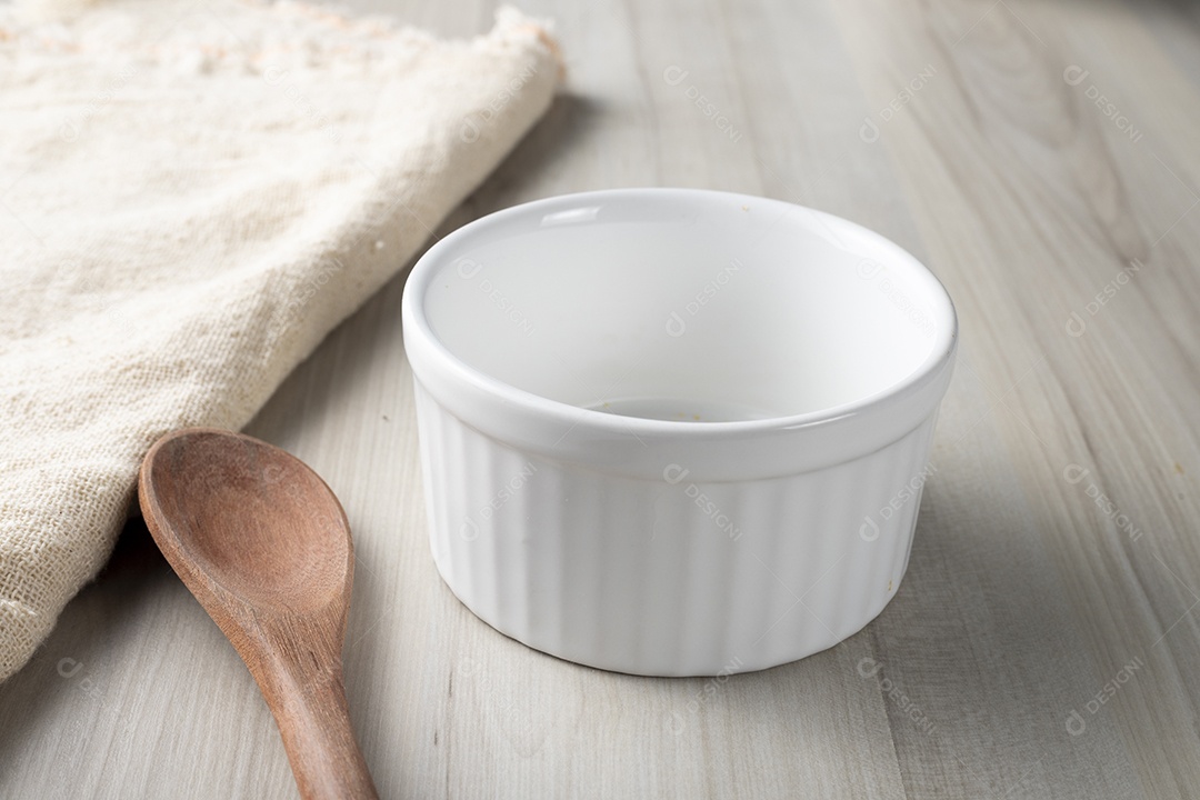 Tigela Vazia Com Pano de Prato no Fundo e Colher de Madeiro ao Lado