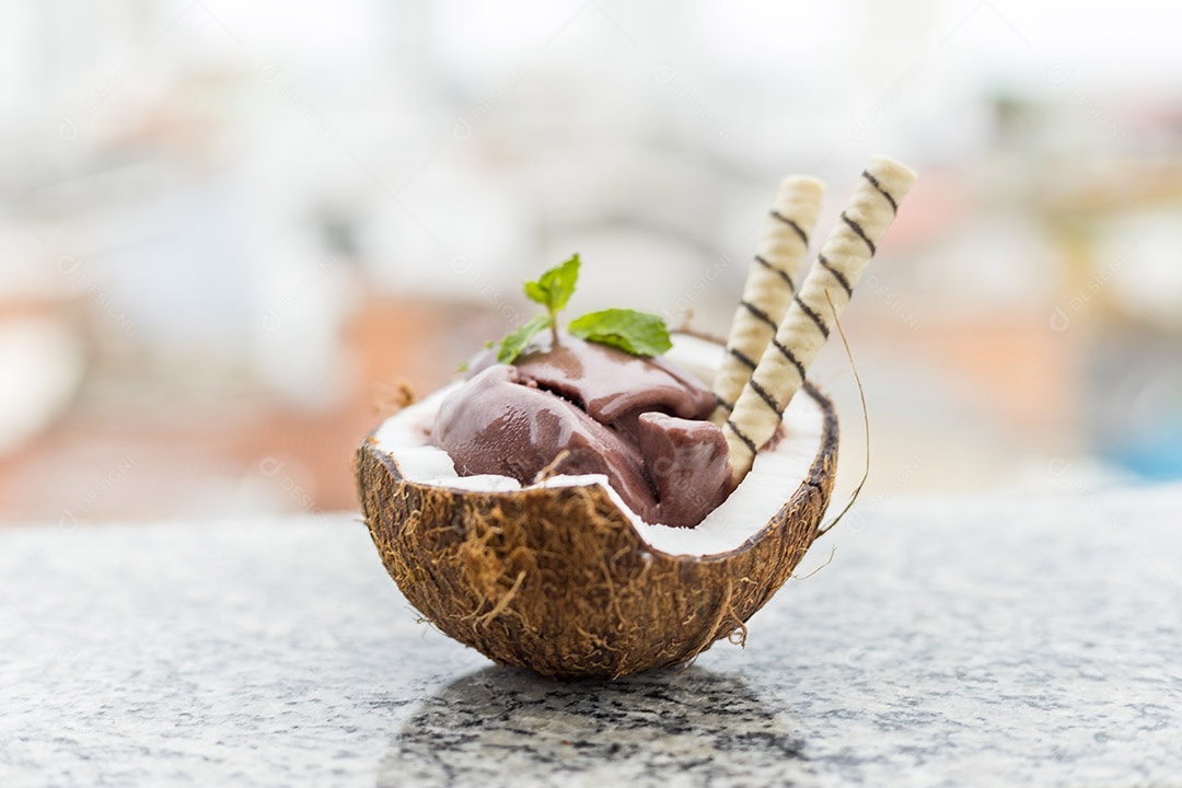 Açaí Na Casca De Coco Com Fundo De Cidade