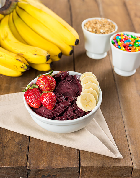 Açaí Na Tigela Com Morangos E Bananas Sobre Uma Mesa De Madeira