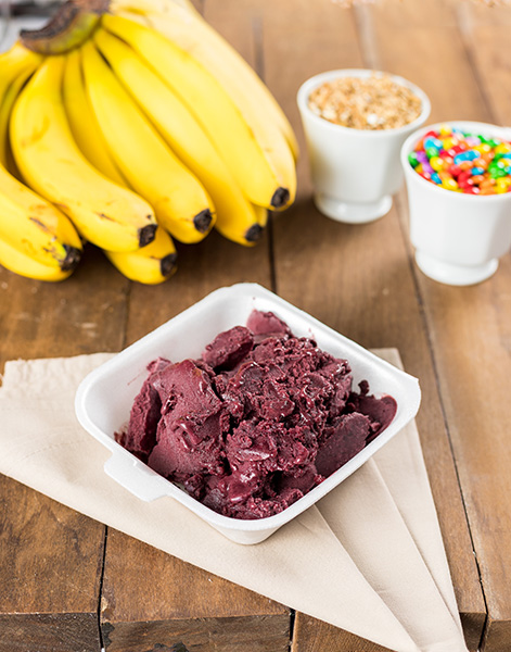 Açaí Na Tigela Bananas No Fundo Sobre Uma Mesa De Madeira