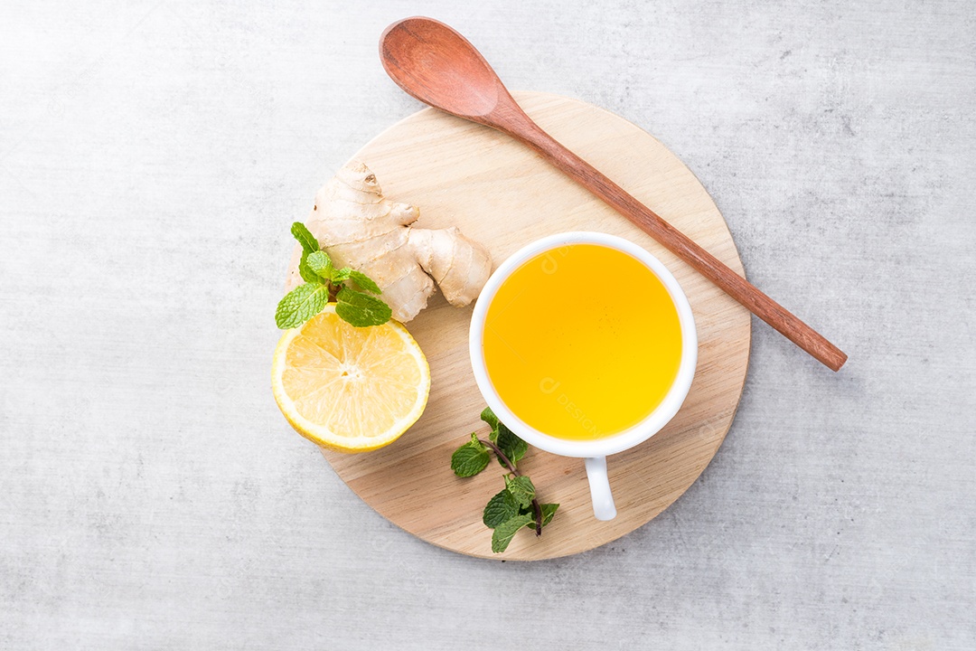 Xícara De Chá De Gengibre Sobre Uma Mesa De Madeira Branca
