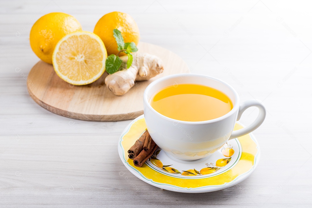Xícara De Chá De Limão Com Gengibre Sobre Uma Mesa De Madeira Branca