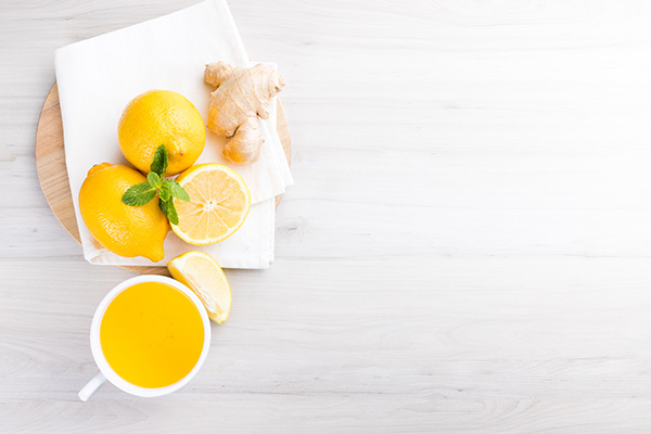 Xícara De Chá De Limão Com Gengibre Sobre Uma Mesa De Madeira Branca Visto De Cima