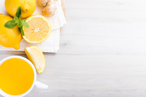 Xícara De Chá De Limão Com Gengibre Sobre Uma Mesa De Madeira Branca Visto De Cima