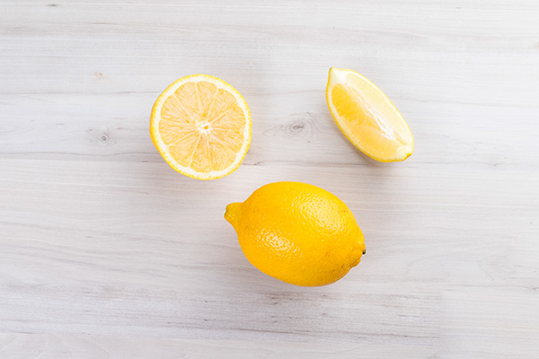 Limão Siciliano Cortado e Inteiro Sobre Uma Mesa De Madeira Branca Visto De Cima