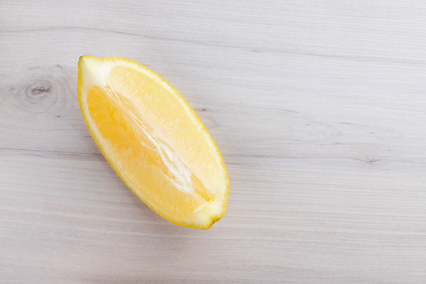 Limão Siciliano Cortado Sobre Uma Mesa De Madeira Branca
