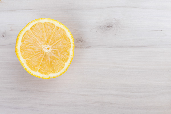 Limão Siciliano Cortado Em Rodela Sobre Uma Mesa De Madeira Branca