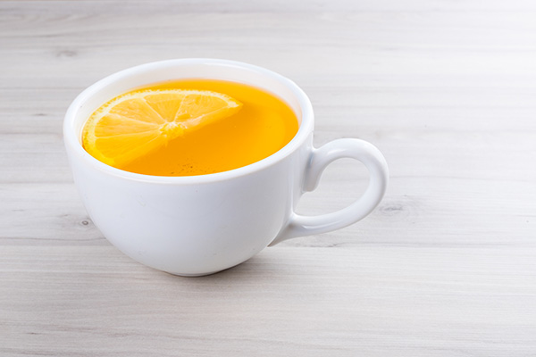 Xícara De Chá De Limão Com Gengibre Sobre Uma Mesa De Madeira Branca