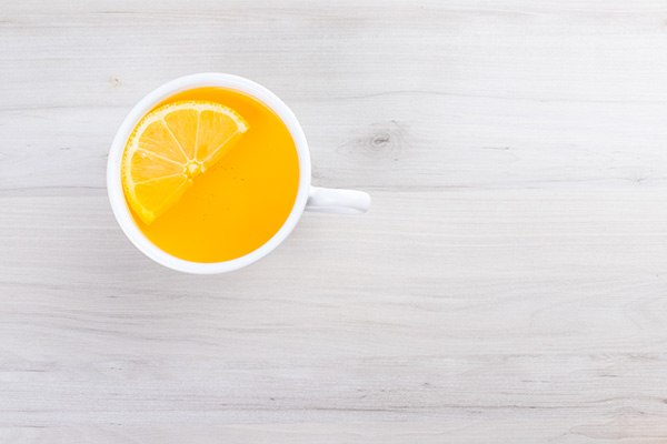 Xícara De Chá De Limão Com Gengibre Sobre Uma Mesa De Madeira Branca Visto De Cima