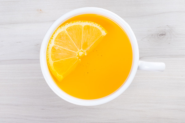 Xícara De Chá De Limão Com Gengibre Sobre Uma Mesa De Madeira Branca Visto De Cima Close