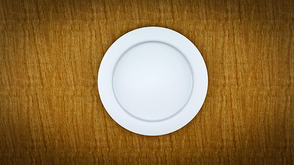 Prato Vazio Sobre Uma Mesa de Madeira