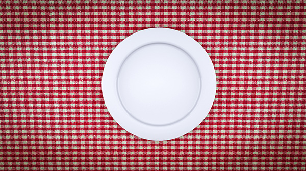 Prato Vazio Sobre Uma Mesa de Madeira Com Forro Xadrez