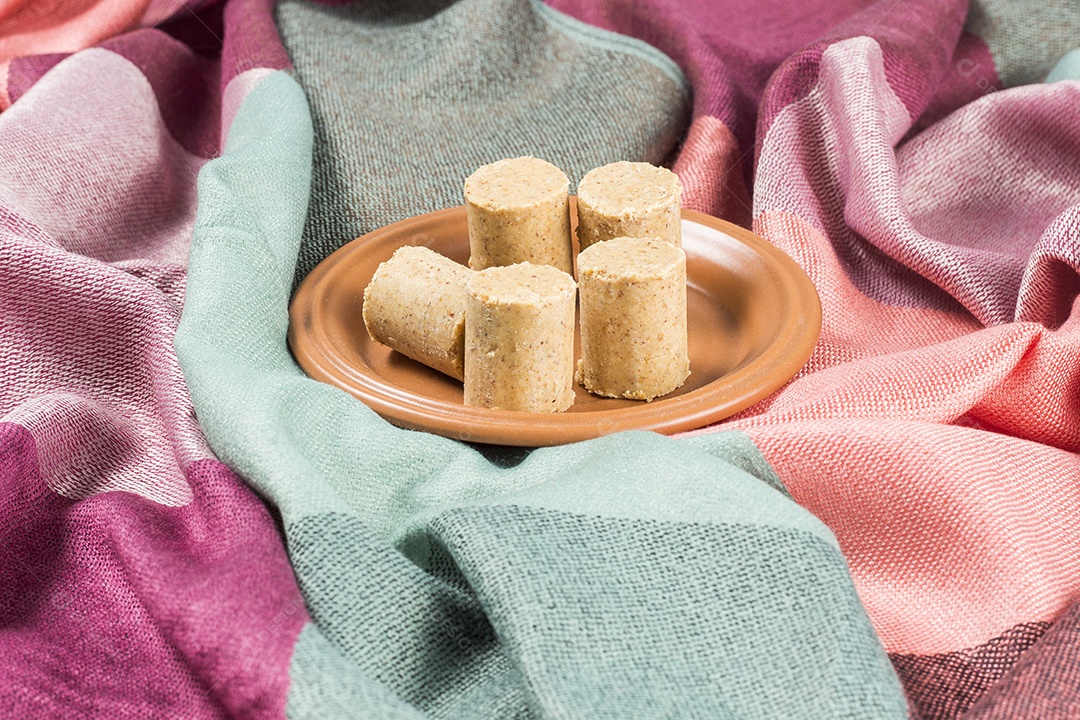 Paçocas Em Um Prato Marrom Sobre Tecidos Coloridos