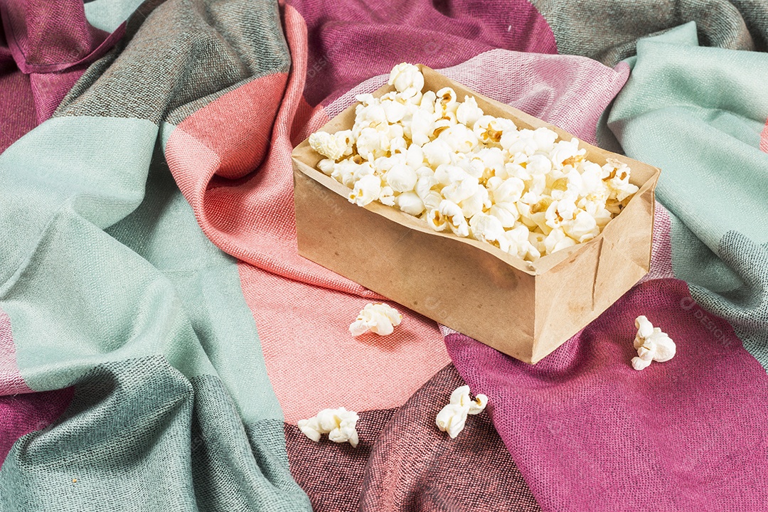 Pipoca No Saco Sobre Tecidos Coloridos