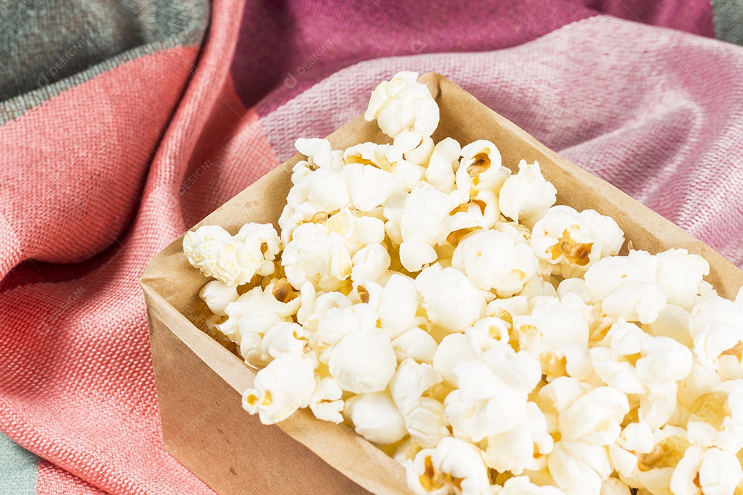 Pipoca No Saco Sobre Tecidos Coloridos Close