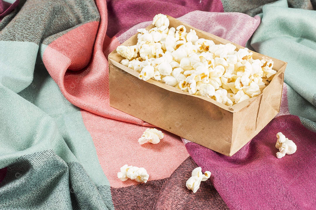 Pipoca No Saco Sobre Tecidos Coloridos