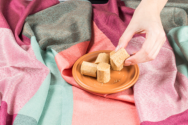 Paçocas Em Um Prato Marrom Sobre Tecidos Coloridos