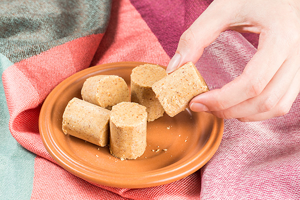 Paçocas Em Um Prato Marrom Sobre Tecidos Coloridos