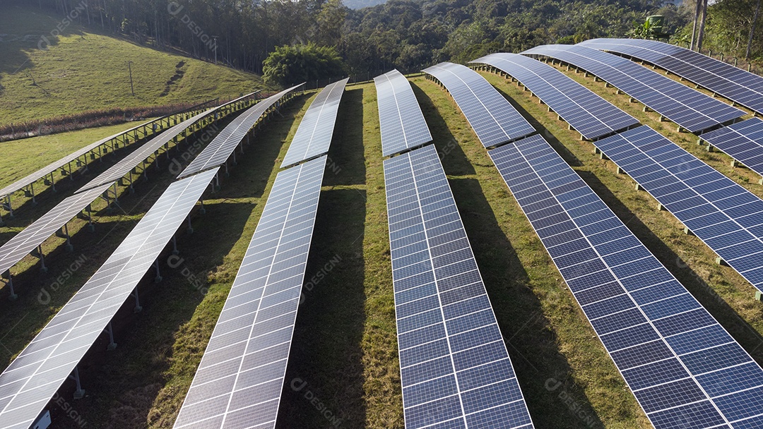 Placas Solares Vistas de Cima em Um Campo