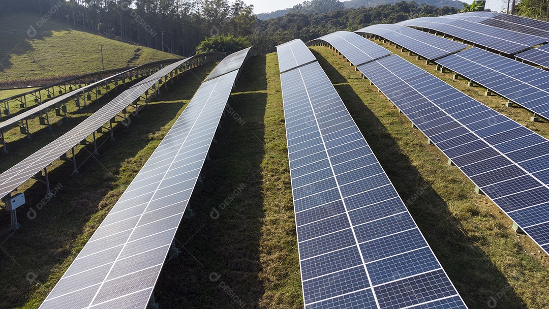 Placas Solares Vistas de Cima em Um Campo