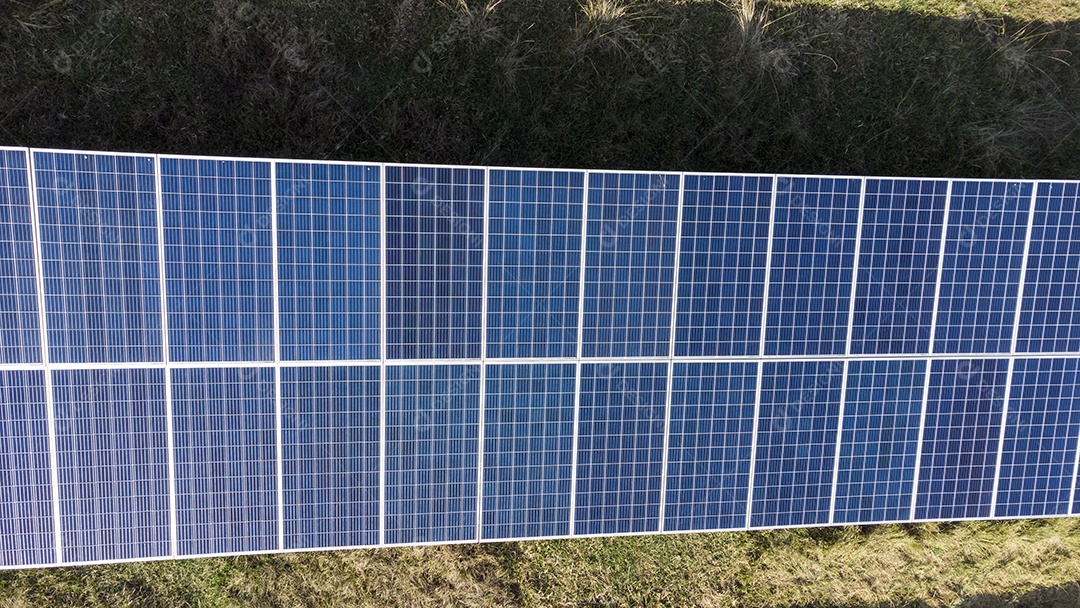 Placas Solares Vistas de Cima em Um Campo