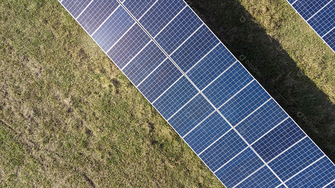 Placas Solares Vistas de Cima em Um Campo