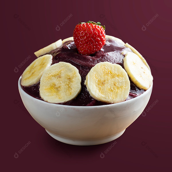 Tigela de Açaí Com Bananas e Um Morango Fundo Roxo