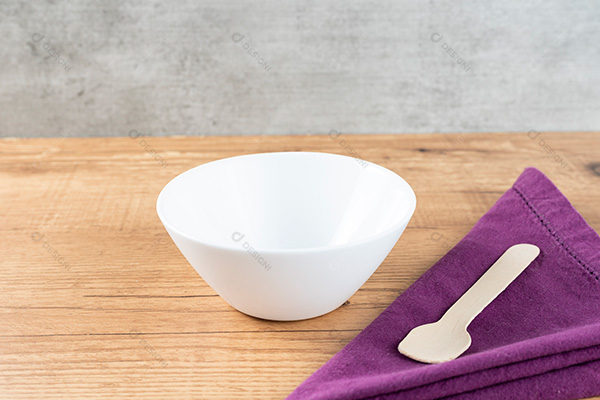 Tigela Branca Vazia em Um Fundo de Mesa de Madeira