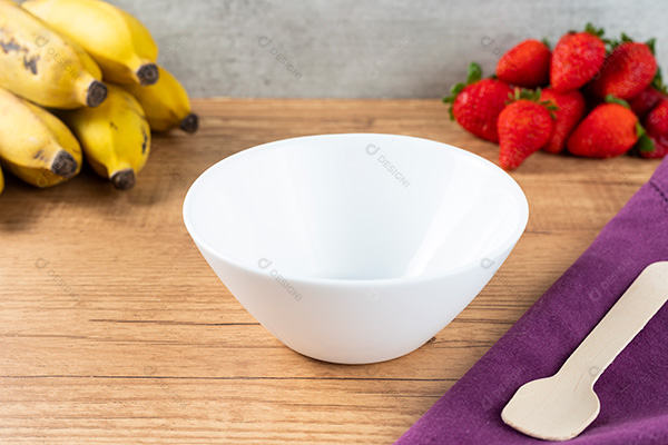 Tigela Branca Vazia em Um Fundo de Mesa de Madeira Com Bananas e Morangos