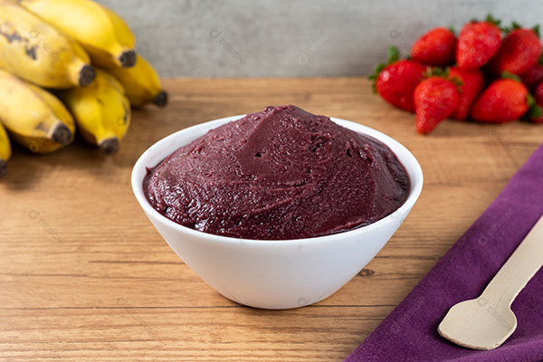 Tigela de Açai em Um Fundo de Mesa de Madeira Com Bananas e Morangos