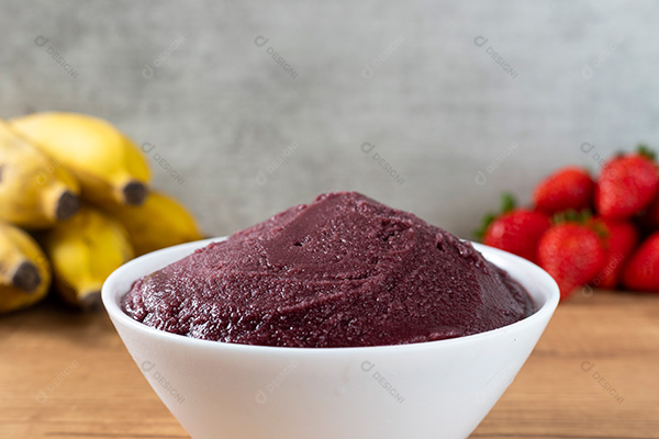 Tigela de Açaí Sobre Mesa de Madeira